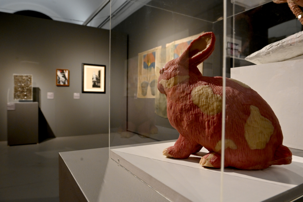 Playful bunny statue from 'SalvArti'